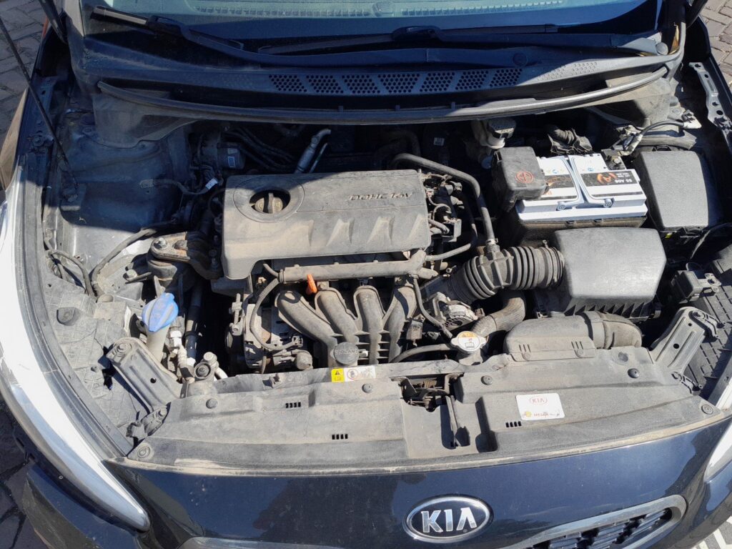 Kia ceed JD engine bay and 12V battery