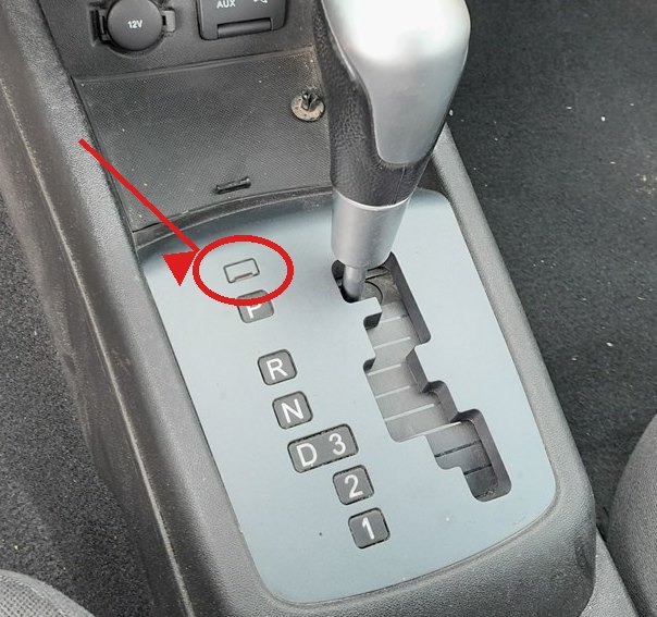 Automatic selector on the Kia cee'd Mk1 (ED) with the shift-lock cover above P circled
