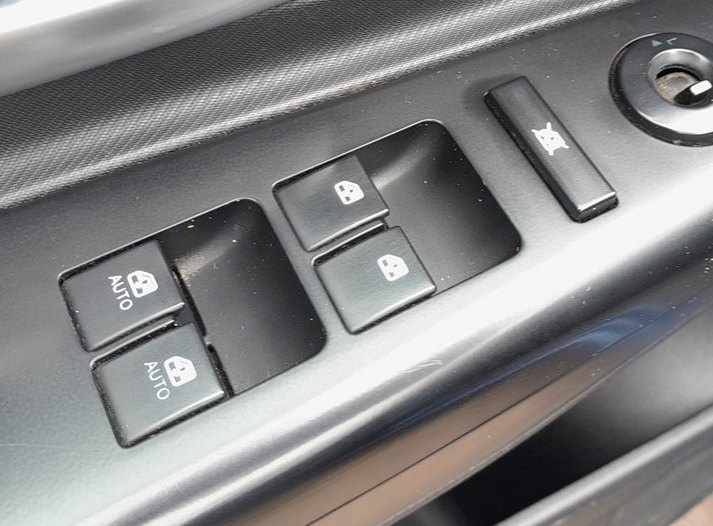 Driver-door power window switches on the Kia cee'd Mk1 (ED), with one-touch AUTO