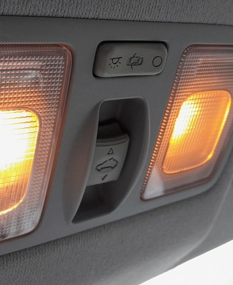 Overhead sunroof tilt and slide control on the Kia Venga