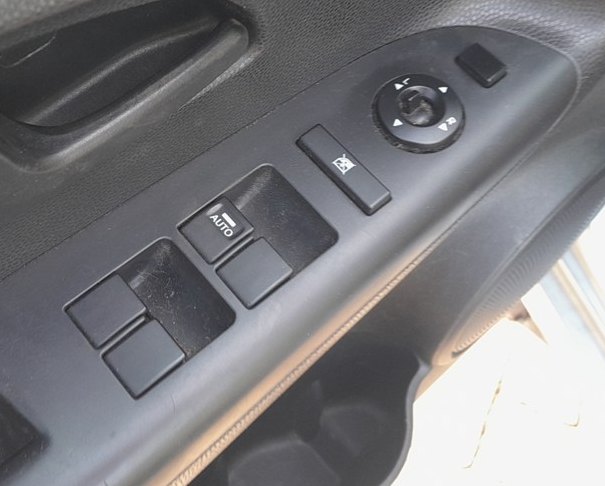 Driver-door power window switches on the Kia Venga, driver switch with AUTO