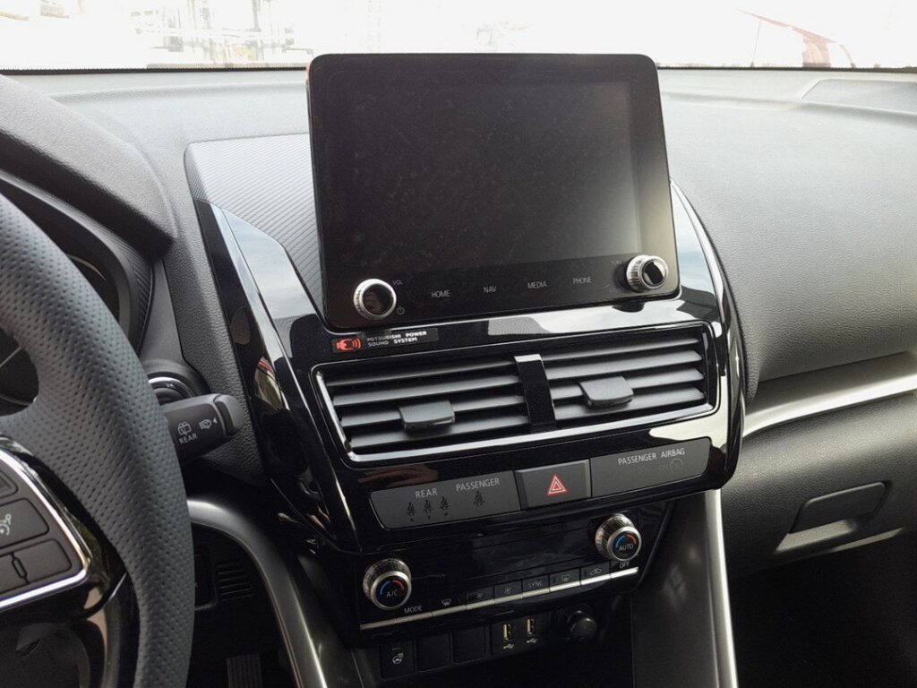 Mitsubishi Outlander Mk3 infotainment and climate controls