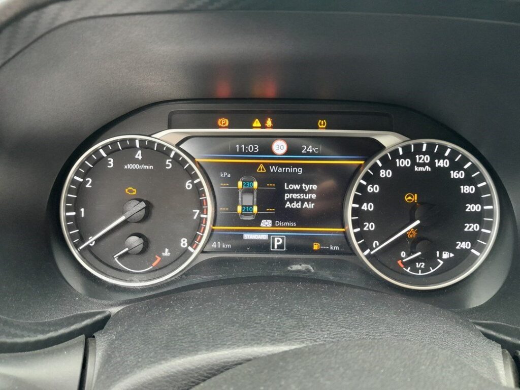 Nissan Juke F16 low tyre pressure warning in the cluster