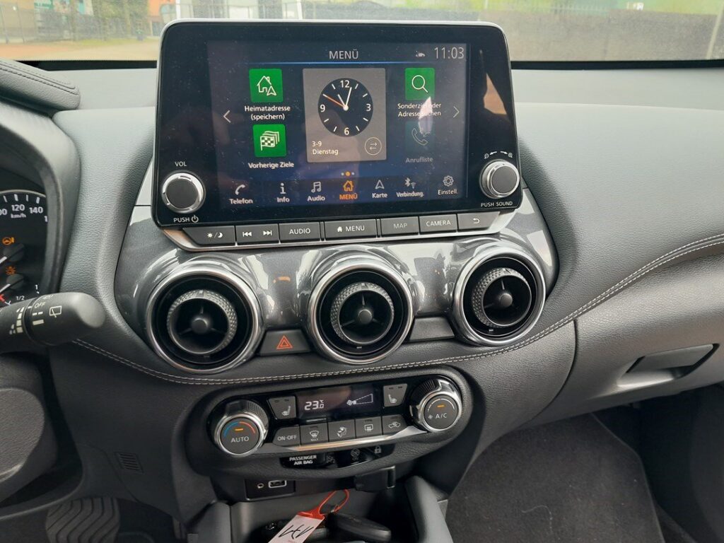 Nissan Juke F16 infotainment and climate controls