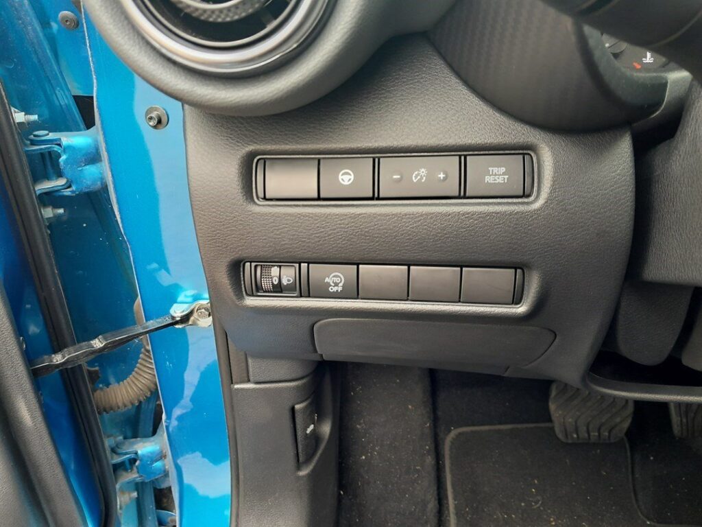 Nissan Juke F16 AUTO OFF stop-start button on the lower dash
