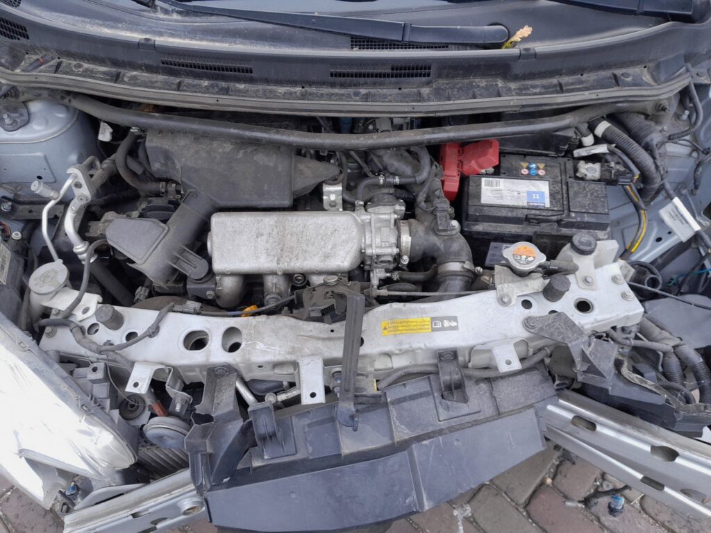 Engine bay and 12V battery in a Nissan Note E12