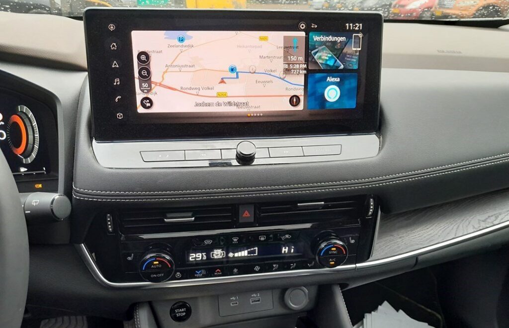 Nissan X-Trail T33 centre console and infotainment
