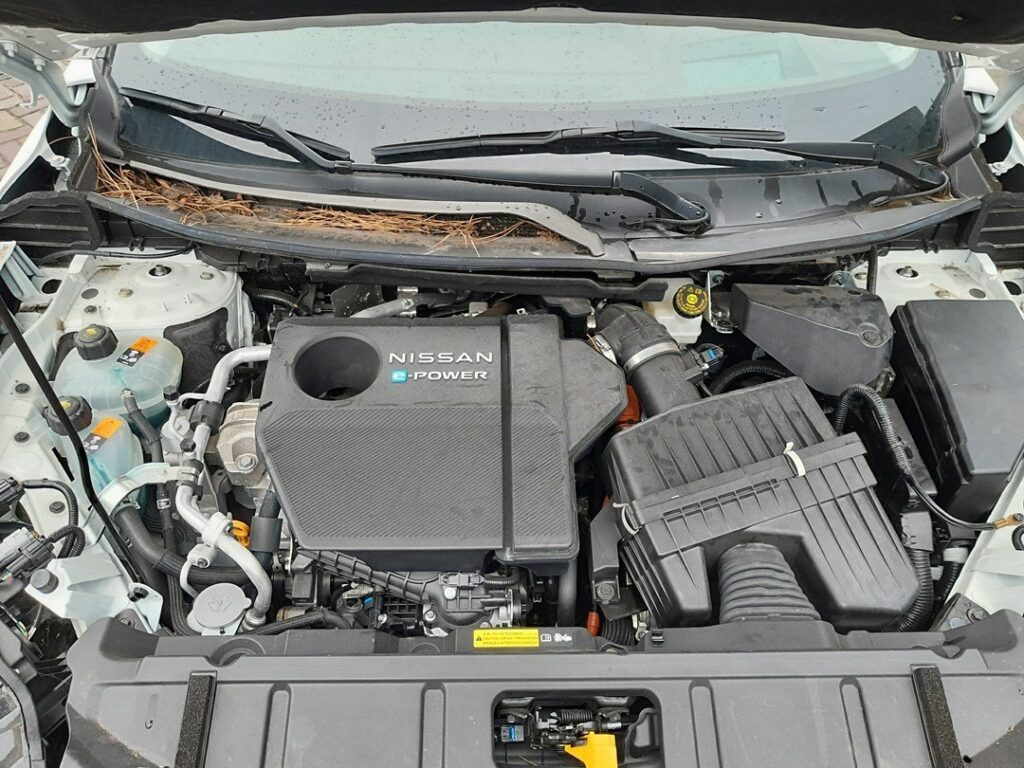 Nissan X-Trail T33 engine bay