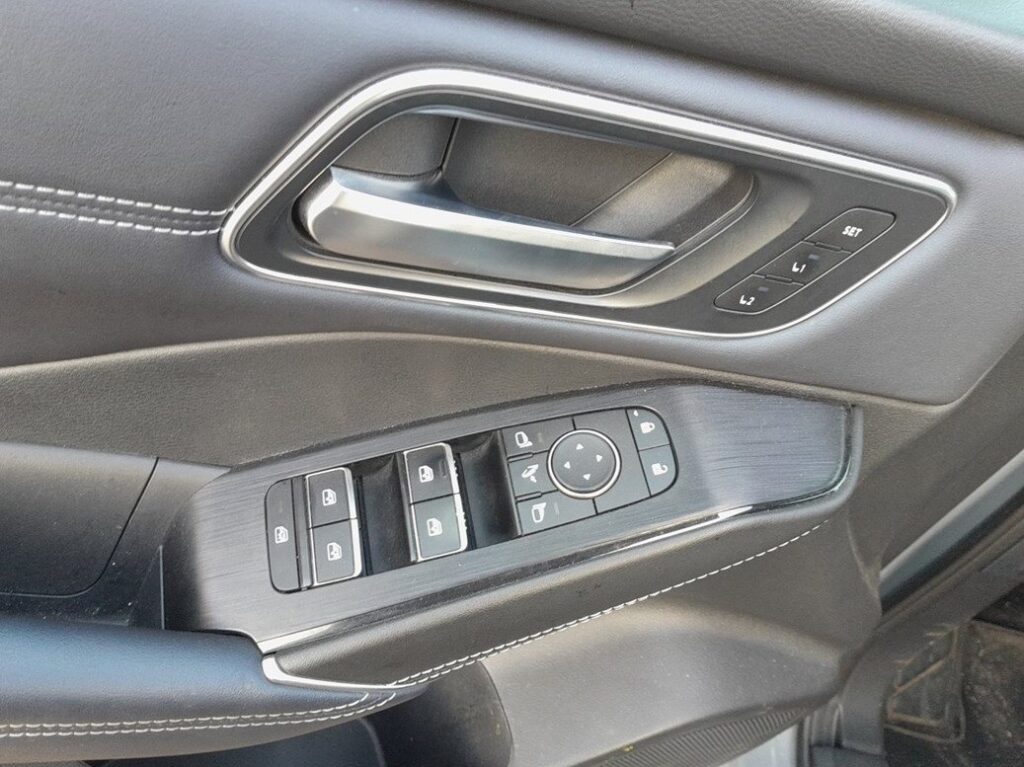 Nissan Qashqai J12 driver door window switch panel