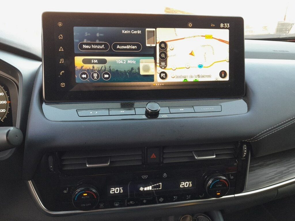 Nissan Qashqai J12 central infotainment touchscreen