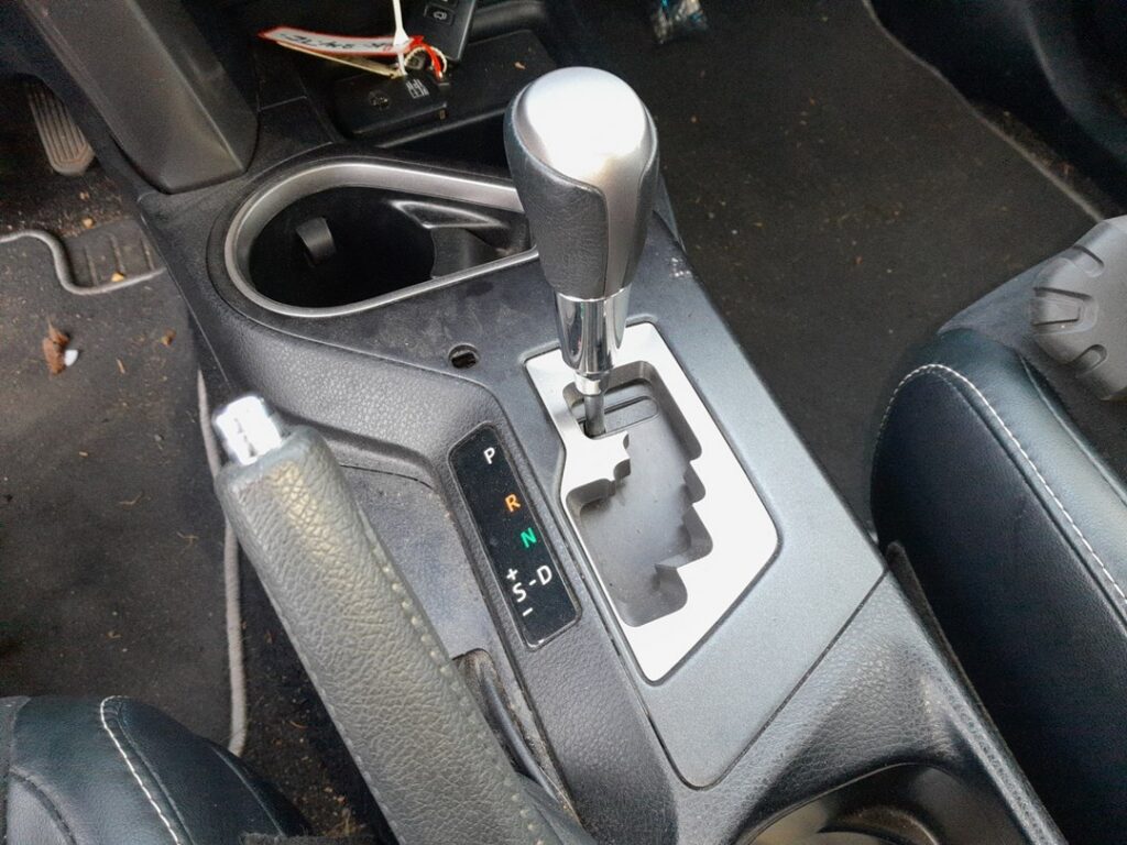 Automatic selector and P-R-N-S-D gate on the Toyota RAV4 Mk4 (XA40)