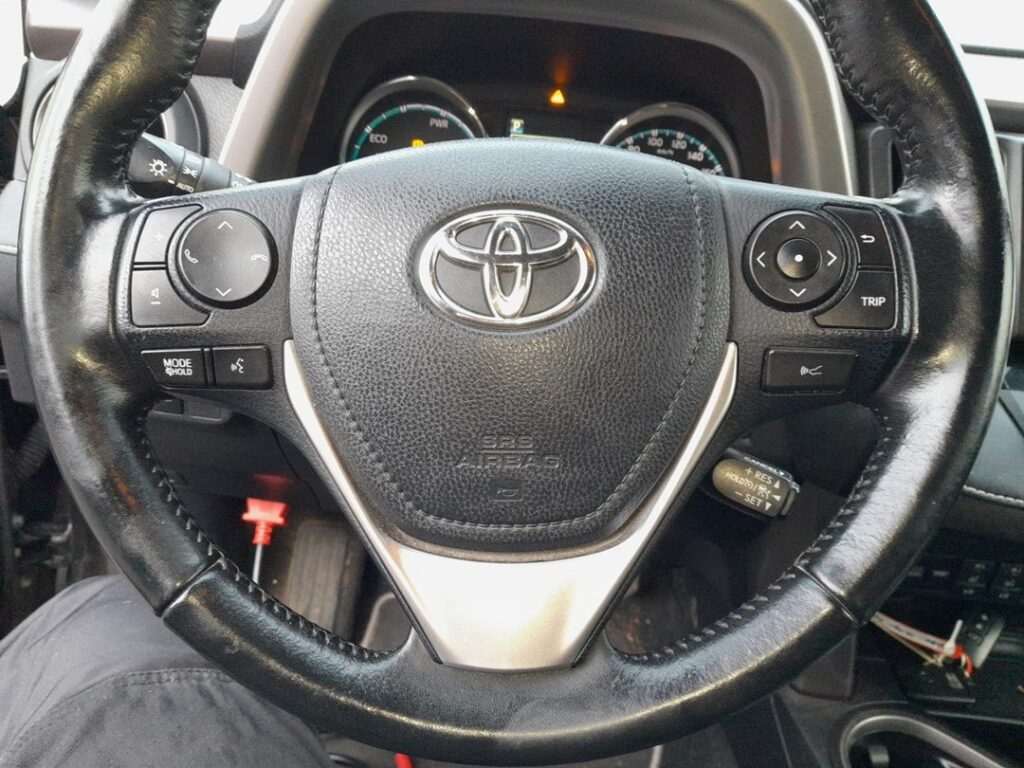 Steering-wheel trip controls and instrument cluster on the Toyota RAV4 Mk4 (XA40)