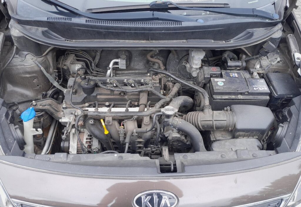 Kia Rio Mk3 engine bay with the 12V battery on the right