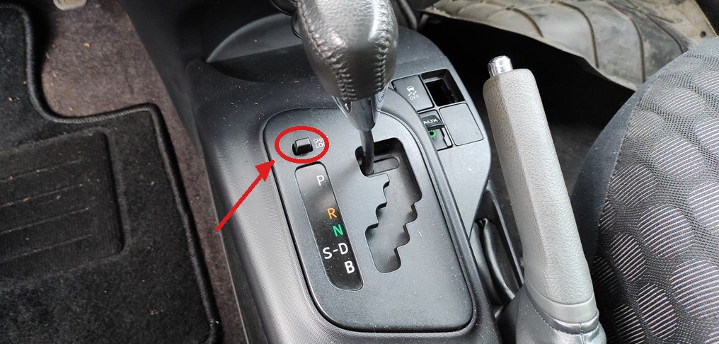 Automatic gear selector on the Toyota iQ with the SHIFT LOCK override button circled