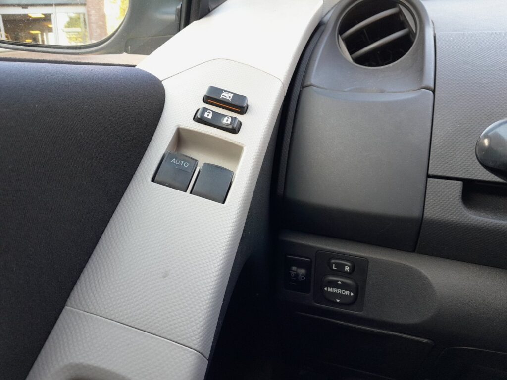 Toyota Yaris P9 driver door window switches