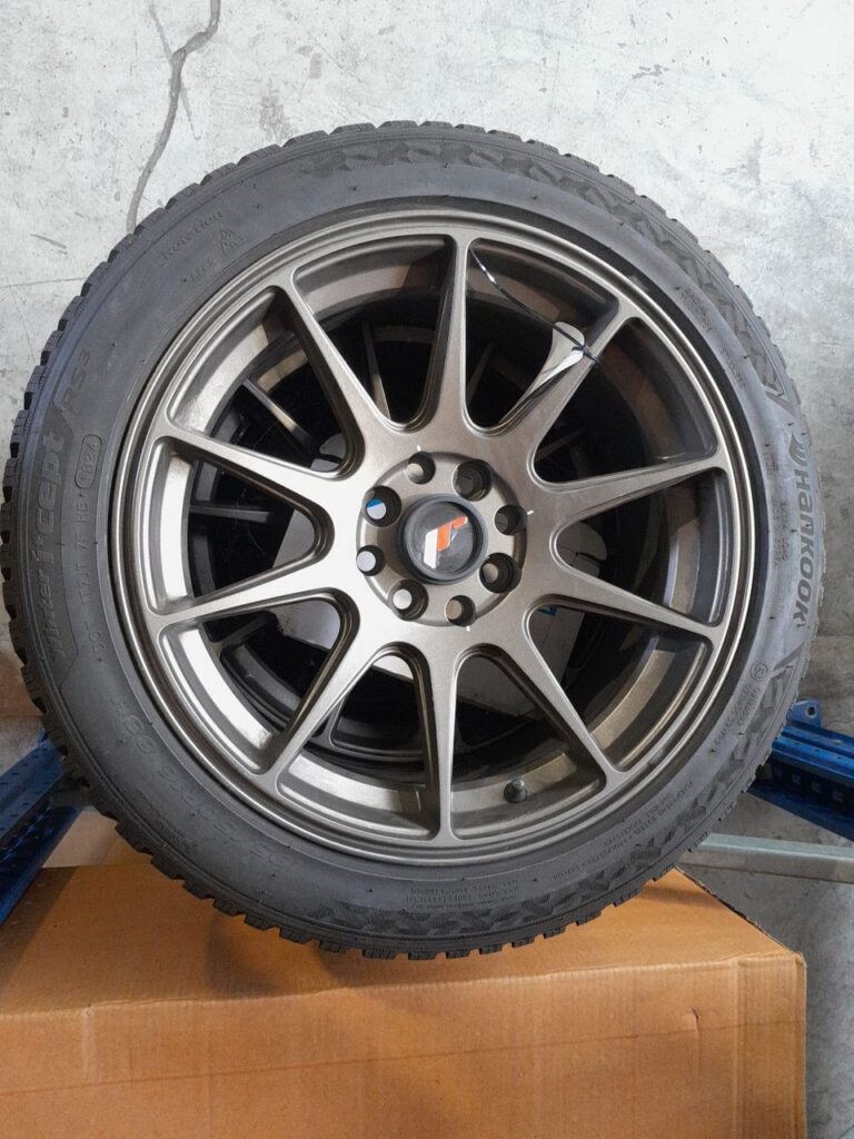 Tyre sidewall marked EXTRA LOAD, the written-out form of the XL reinforced rating