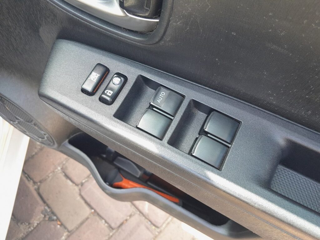 Driver-door window switch pack on the Toyota Yaris Mk3