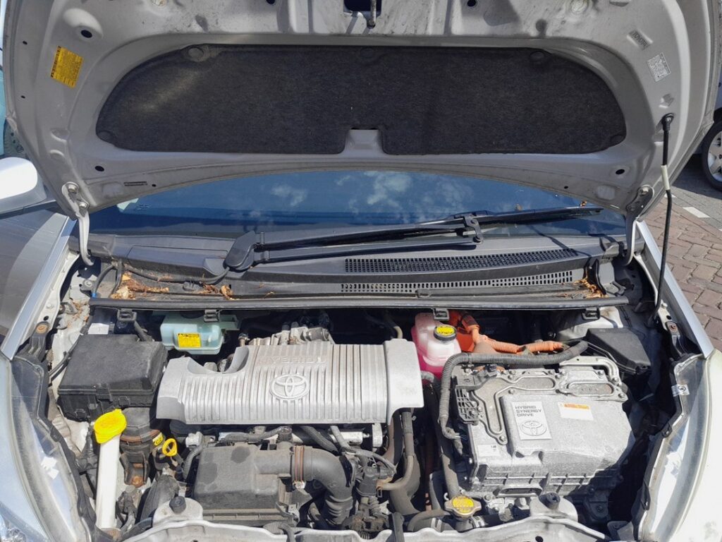 Twelve-volt auxiliary battery in the engine bay of the Toyota Yaris Mk3 Hybrid