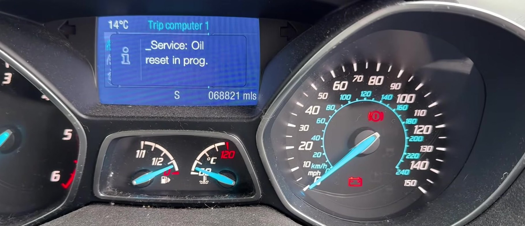 Ford Kuga Mk2 trip computer showing Service Oil reset in progress