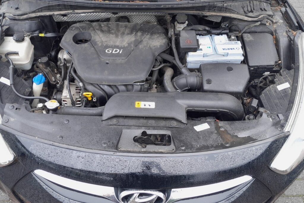 12V battery in the Hyundai i40 engine bay