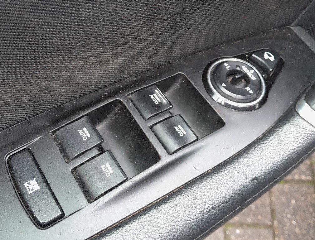 Driver door power-window switches on the Hyundai i40