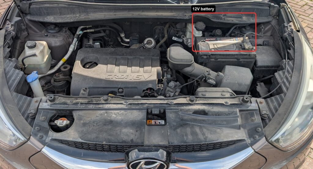 Hyundai ix35 12V battery in the engine bay