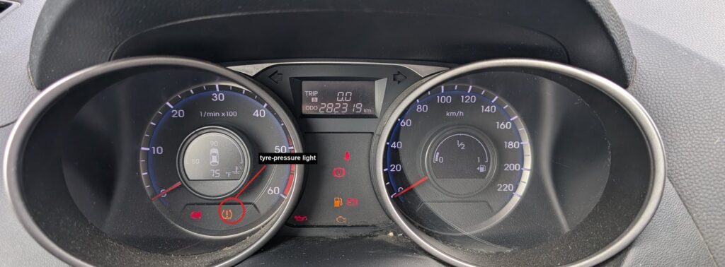 Hyundai ix35 instrument cluster with the tyre-pressure warning light