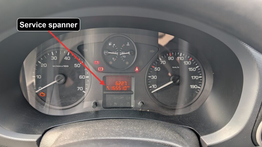 Peugeot Partner B9 instrument cluster with the service spanner indicator lit at 165510 km