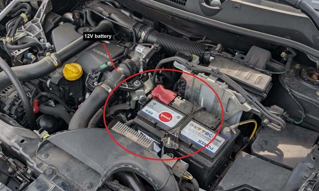 Nissan Qashqai J10 12V battery in the engine bay