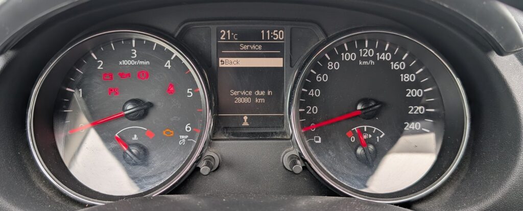 Nissan Qashqai J10 instrument cluster showing the Service due message
