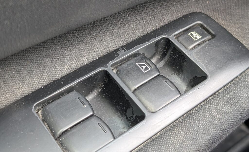 Nissan Qashqai J10 driver door power-window switches