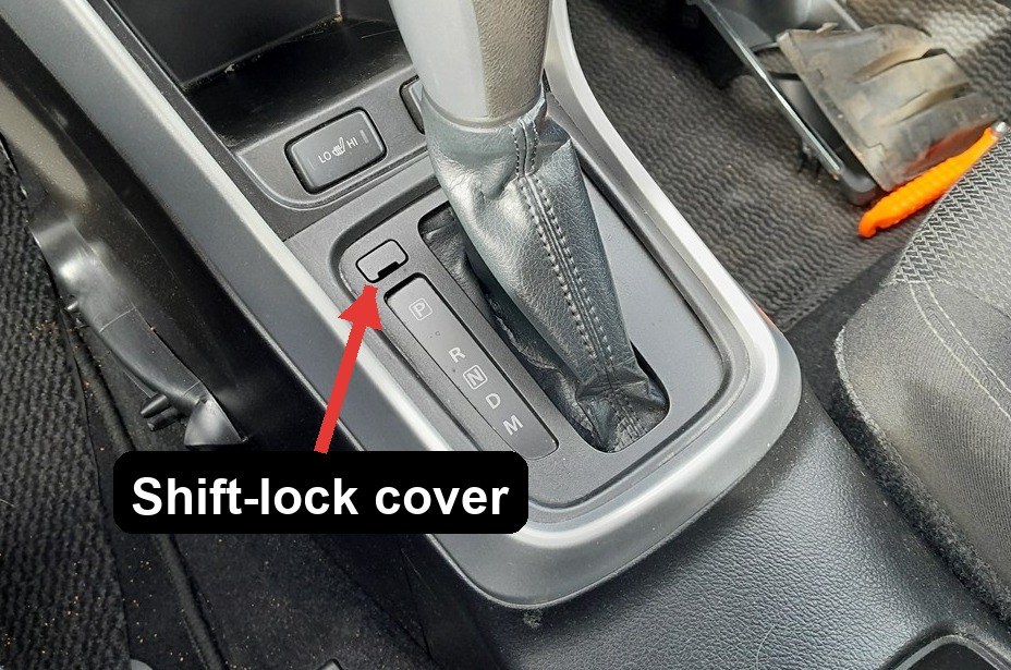 Shift-lock release cover beside the CVT selector on a Suzuki SX4 S-Cross