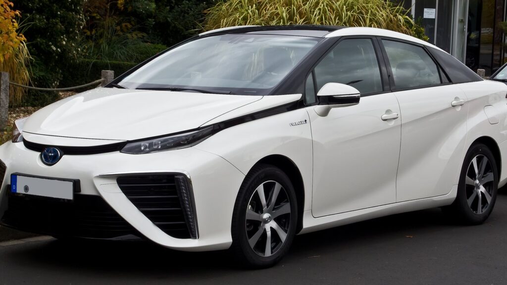 Toyota Mirai Mk1 (JPD10) 2015-2020 exterior