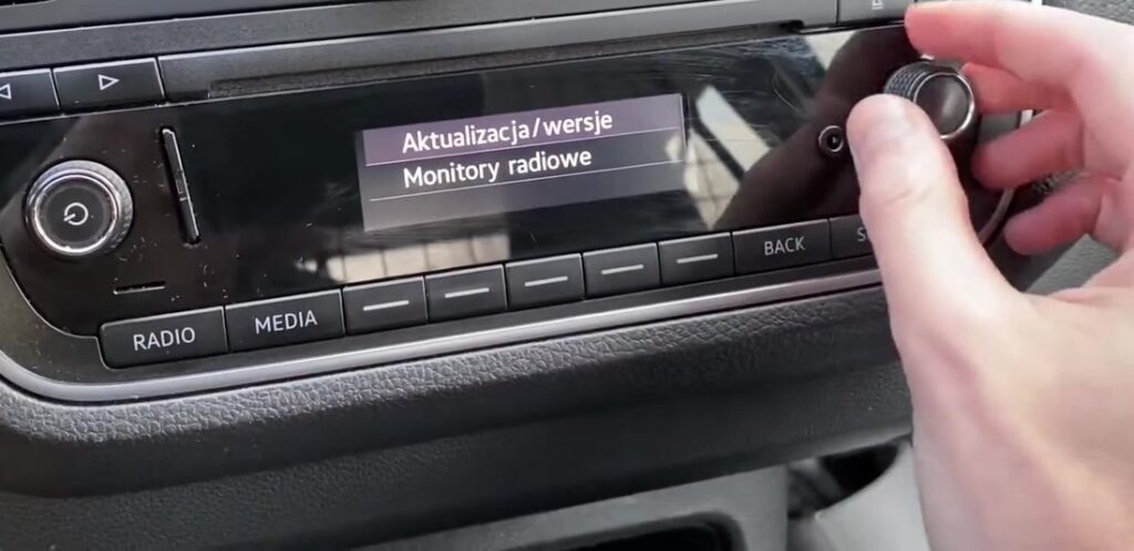 Volkswagen up! Composition radio showing the hidden Aktualizacja/wersje and Monitory radiowe service-menu entries