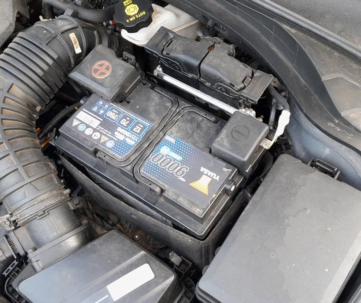 Jump-start terminals on the Hyundai i30 Mk3 engine-bay battery