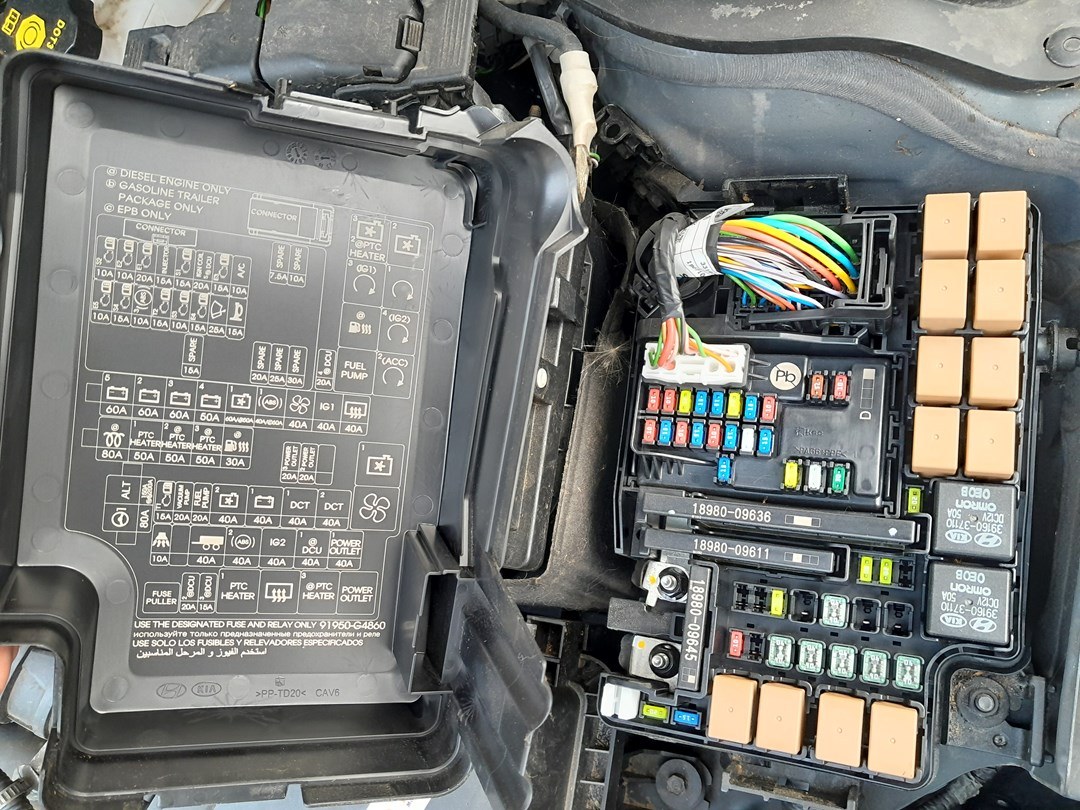 Engine-bay fuse box on the Hyundai i30 Mk3 with the lid open