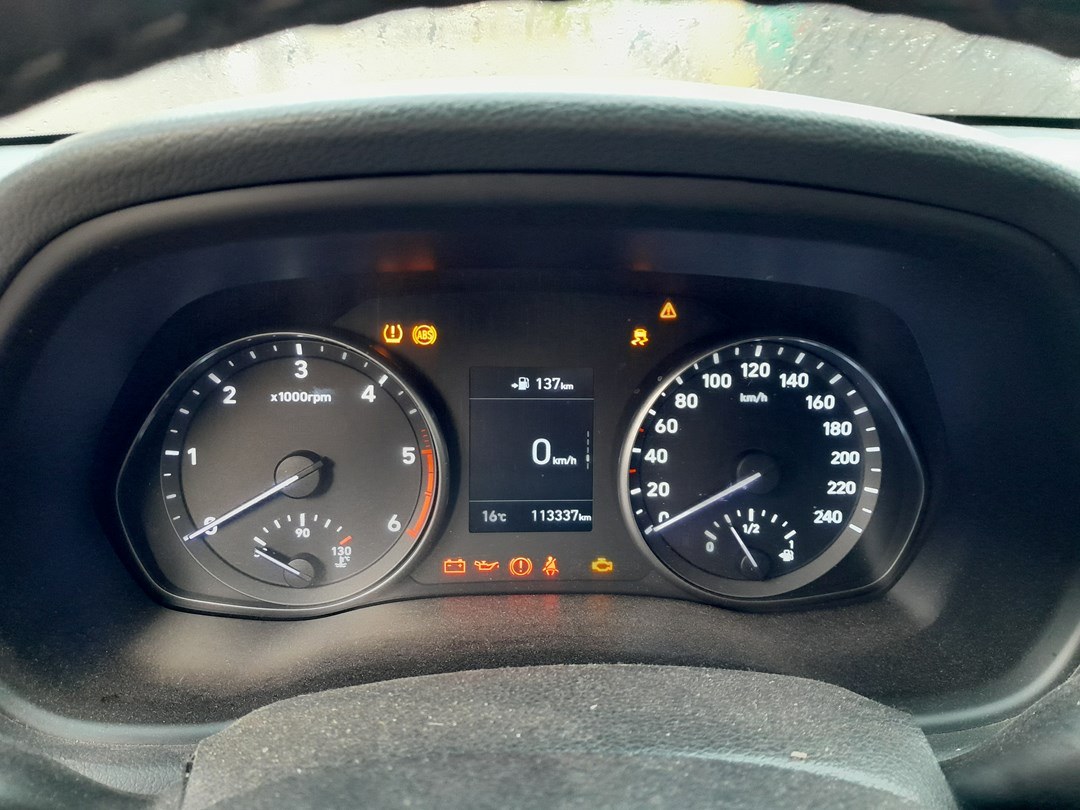 Hyundai i30 Mk3 instrument cluster with warning lights illuminated