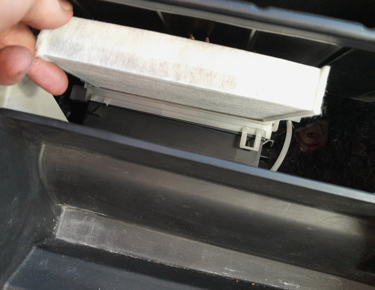 Pulling the cabin pollen filter out from behind the Suzuki Ignis glovebox