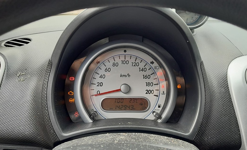 Suzuki Splash instrument cluster warning lights during bulb check
