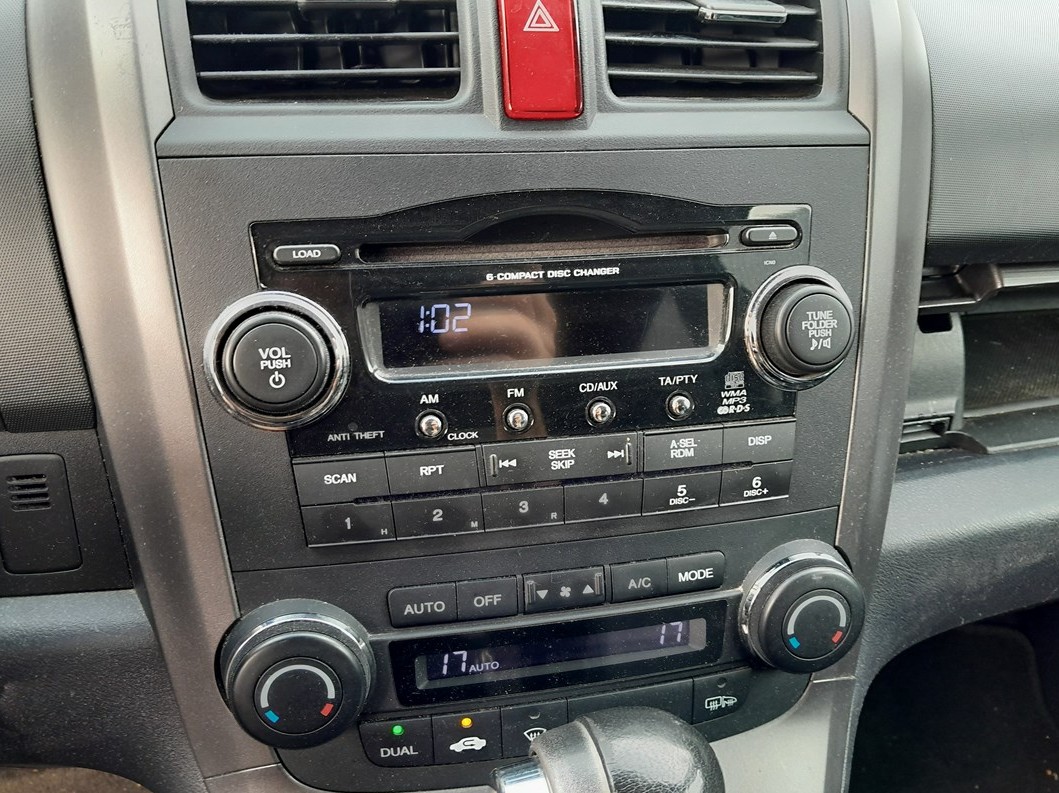 Honda CR-V factory radio with CLOCK and anti-theft code entry