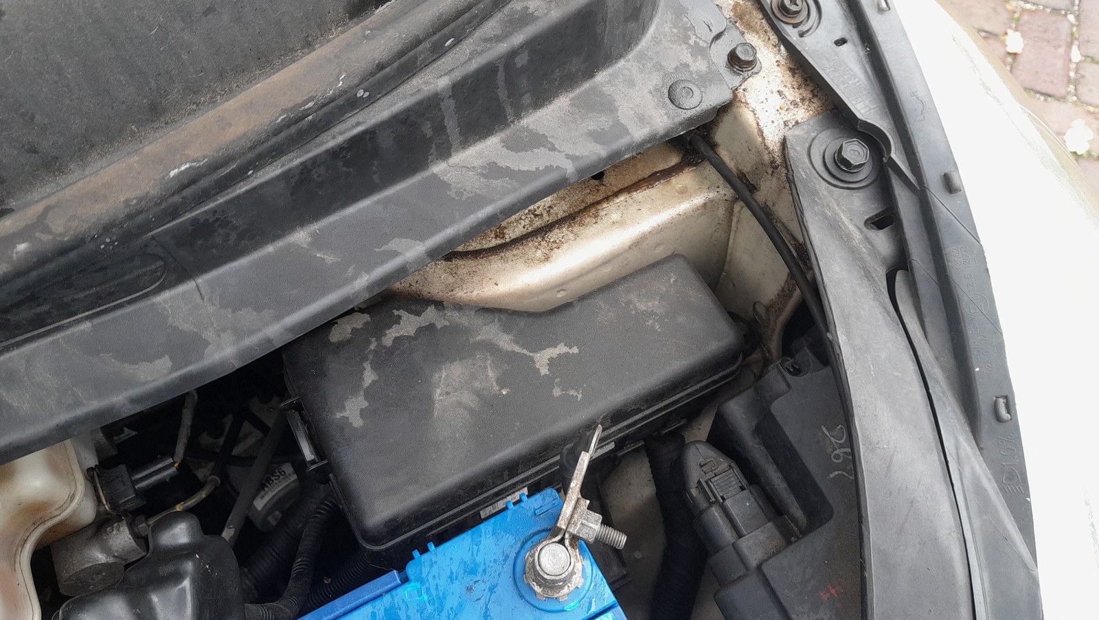 Hyundai i10 PA engine-bay fuse box location beside the battery