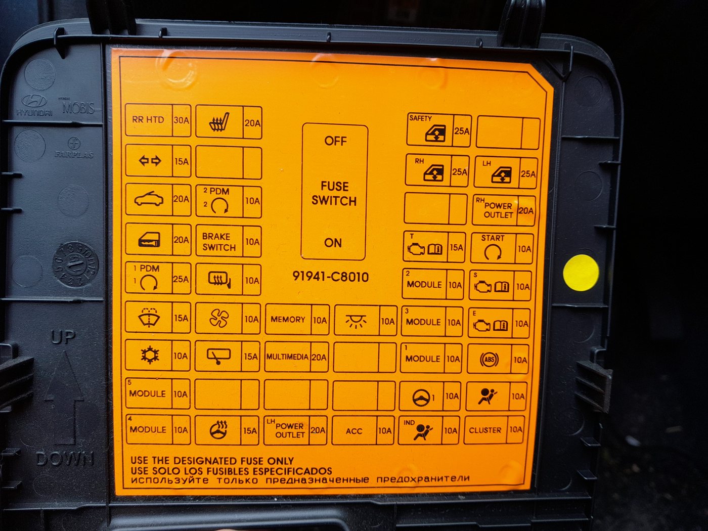 Cabin fuse box lid of a Hyundai i20 (part 91941-C8010), showing the printed fuse layout