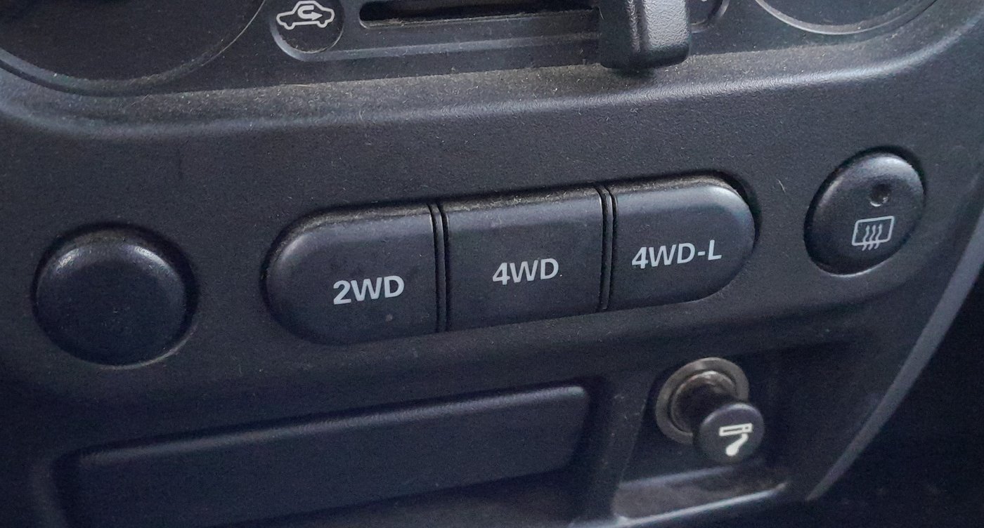 2WD, 4WD and 4WD-L transfer-case buttons on a Suzuki Jimny