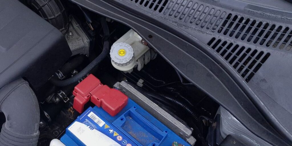 Brake fluid reservoir on the master cylinder of a Suzuki Swift, marked MAX and MIN